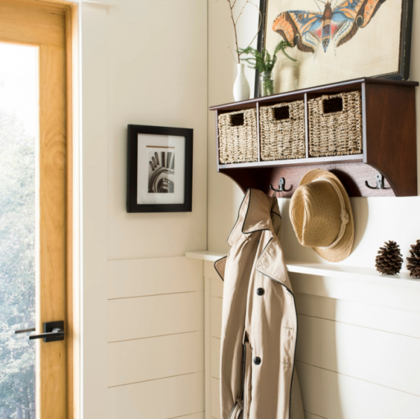 Rak Dinding dengan Keranjang Rotan